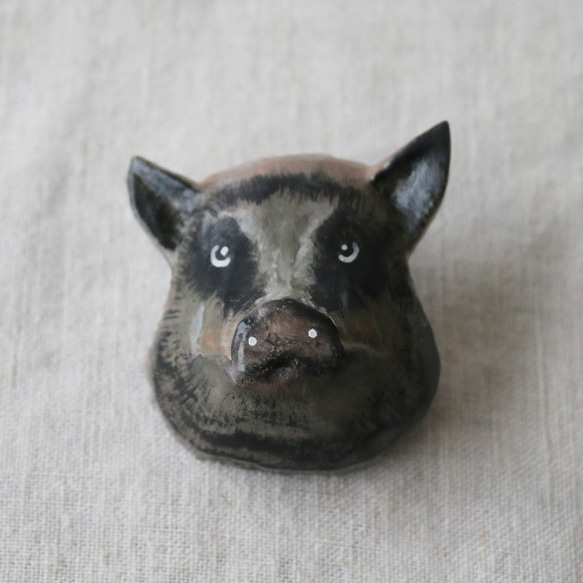 *【最終SALE】1頭制作木彫ウッドカービング 【 アニマル黒豚ブローチ 】天然木 小物M01D 4枚目の画像