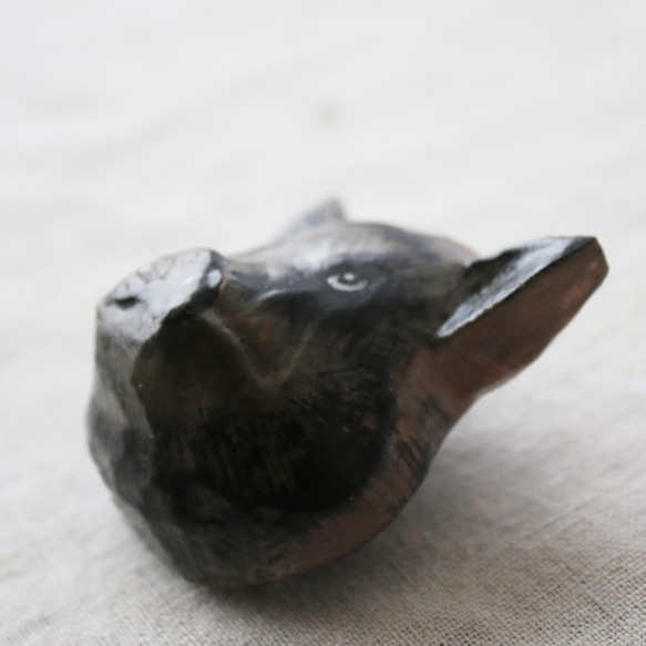 *【最終SALE】1頭制作木彫ウッドカービング 【 アニマル黒豚ブローチ 】天然木 小物M01D 5枚目の画像