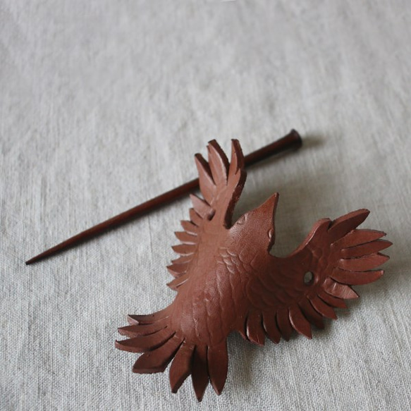 ラスト1点　春ＰＲＩＣＥ。レザー革 +天然木ウッド カービング【 装い髪飾り大空を舞う鷲】ヘアーアクセサリー 鳥S32 2枚目の画像