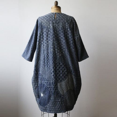 柔らかなデニム生地に木綿白糸で刺し子刺繍した贅沢ワンピース総