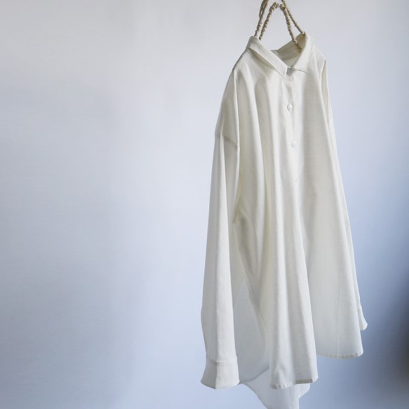 **◆ラスト1点●2020★SALE●紗織リネン麻コットン 前開きオーバーシャツ ゆったりワイド身幅 白シャツ B28 2枚目の画像