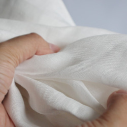 紗織リネン100％生地で作る変形ロング前開きシャツ 白ブラウス 羽織 ポケット付 B93(sh320) 5枚目の画像