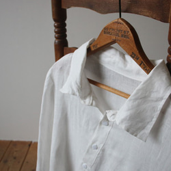 紗織リネン100％生地で作る変形ロング前開きシャツ 白ブラウス 羽織 ポケット付 B93(sh320) 9枚目の画像
