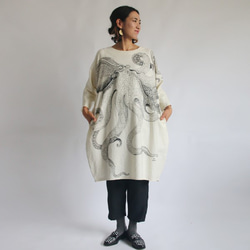 リネン麻コットン「和画衣を纏う」手描きART「蛸」贅沢一枚布ゆったりワンピース K02(dr006pk) 1枚目の画像