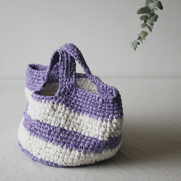 ラスト１。ＥＣＯ生活ＰＲＩＣＥ【Sサイズ】『裂く編む鞄』裂き織り手編みハンド エコ バッグ淡紫×白ボーダーP71B 3枚目の画像
