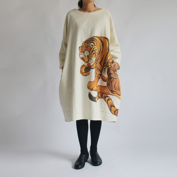 リネン麻コットン「和画衣」手描ART「猛虎図」贅沢一枚布ゆったりワンピース猫K03(dr006pk) 2枚目の画像