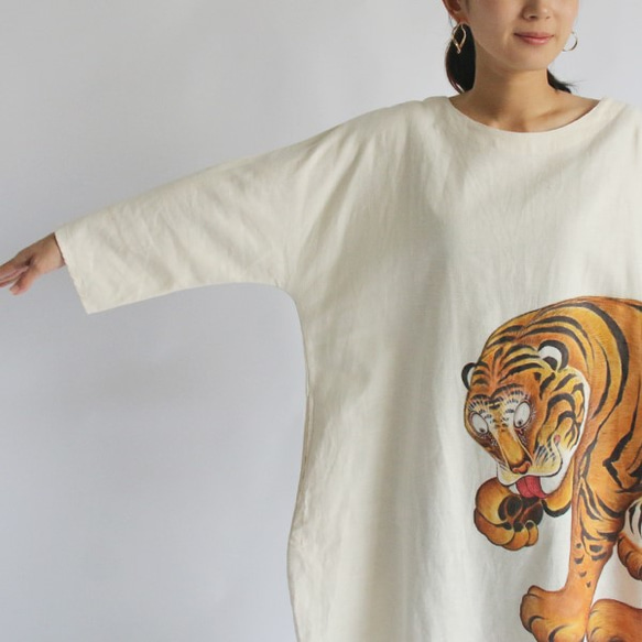 リネン麻コットン「和画衣」手描ART「猛虎図」贅沢一枚布ゆったりワンピース猫K03(dr006pk) 3枚目の画像