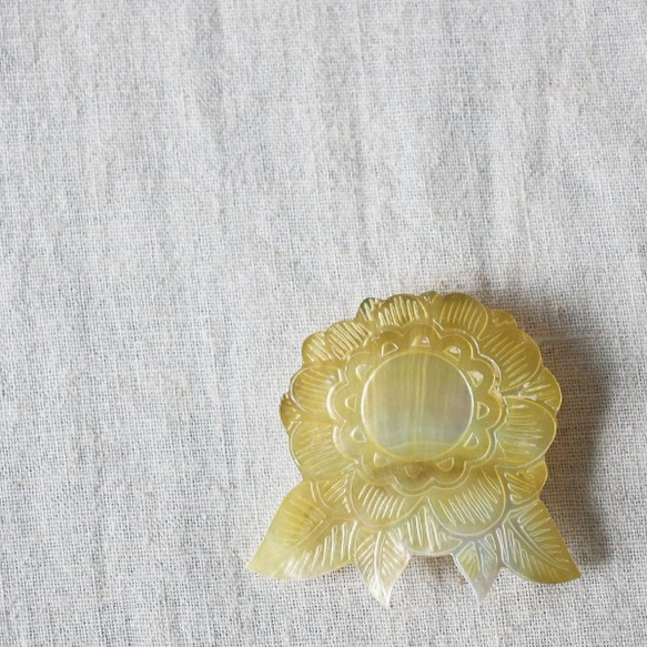 ラスト1点〇装いＰＲＩＣＥ〇 天然貝で作る anvai オリジナル 装う 花 シェル ブローチ アクセサリー M30D 2枚目の画像