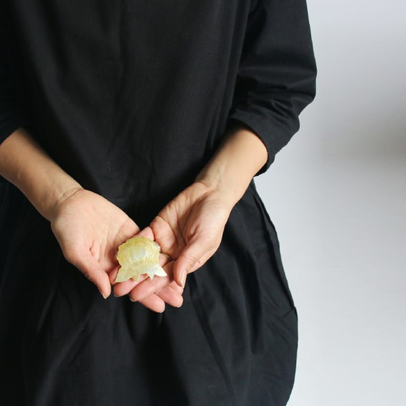 ラスト1点〇装いＰＲＩＣＥ〇 天然貝で作る anvai オリジナル 装う 花 シェル ブローチ アクセサリー M30D 6枚目の画像