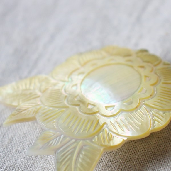 ラスト1点〇装いＰＲＩＣＥ〇 天然貝で作る anvai オリジナル 装う 花 シェル ブローチ アクセサリー M30D 7枚目の画像