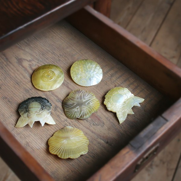 ラスト1点〇装いＰＲＩＣＥ〇 天然貝で作る anvai オリジナル 装う 花 シェル ブローチ アクセサリー M30D 8枚目の画像