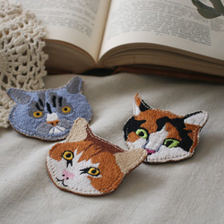 ⁂ラスト１。装いＰＲＩＣＥ。３匹SET【 Ｃｒａｚｙ　Ｃａｔｓ 】色とりどり 猫の刺繍ブローチ 革レザー回転ピンM42B 2枚目の画像