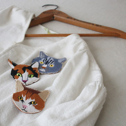 ⁂ラスト１。装いＰＲＩＣＥ。３匹SET【 Ｃｒａｚｙ　Ｃａｔｓ 】色とりどり 猫の刺繍ブローチ 革レザー回転ピンM42B 6枚目の画像