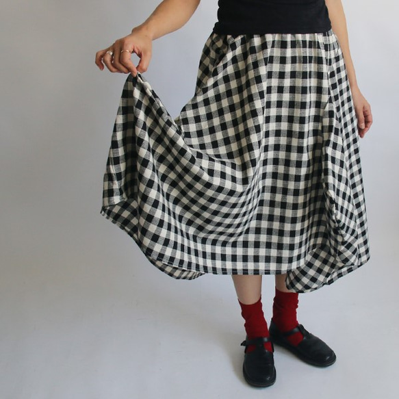 「揺れる優雅な変形スカート」ブロックチェック黒×白ゆったり調節ゴム穴A05(sk074) 6枚目の画像