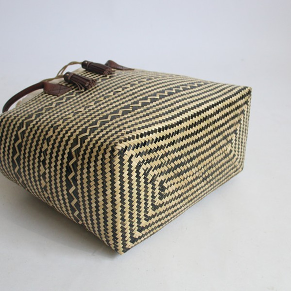 ⁑●ラスト１。最終ＳＡＬＥ。オリジナル バンブー手編みかごバッグ トート ハンドバッグ 巾着付き タッセル Z34B 6枚目の画像