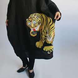 リネン100％手描きART【和画衣】「猛虎図」贅沢一枚布ワンピース猫A47A(dr006pk) 3枚目の画像