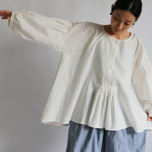 「白を着る」上質 紗織リネン麻コットン生地タック＆ギャザー オーバー スモック シャツF18（sh010) 1枚目の画像
