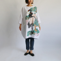 縁起を着て担ぐ。上質コットン100％手描き【和画衣】「鶴と松梅」贅沢一枚布ワンピースゆったりF43B（dr006pk) 5枚目の画像
