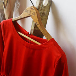 『大人の赤装い／ウエストギャザー八分袖お澄しワンピース』コットン１００％ゆったり背中ファスナーH51A（dr577) 8枚目の画像