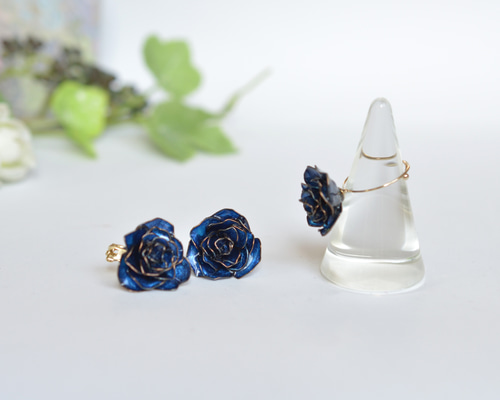 特集掲載】青い薔薇のピアスorイヤリングと指輪のセット
