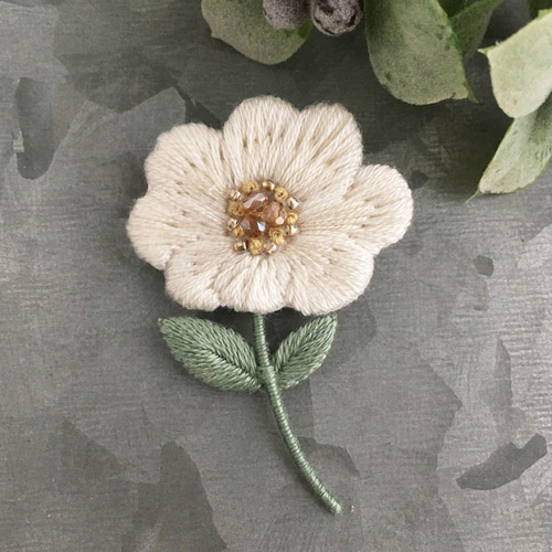受注制作］コスモスの刺繍ブローチb＊白 ブローチ capriccio 通販  