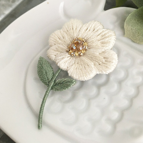 受注制作］コスモスの刺繍ブローチb＊白 ブローチ capriccio 通販  