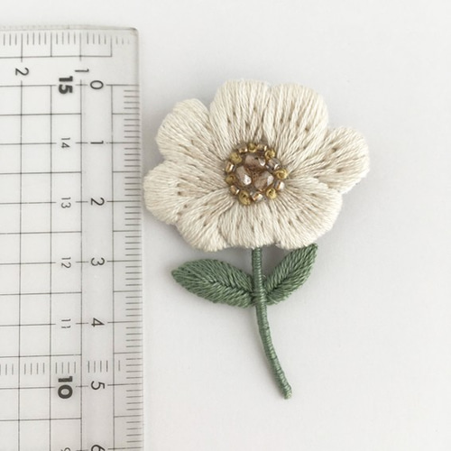 受注制作］コスモスの刺繍ブローチb＊白 ブローチ capriccio 通販  