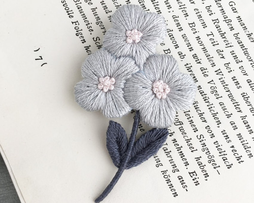 小さな花の刺繍ブローチ＊グレー ブローチ capriccio 通販