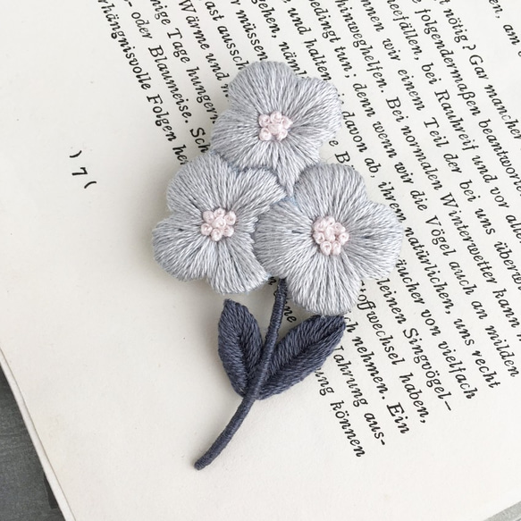 小さな花の刺繍ブローチ＊グレー 1枚目の画像