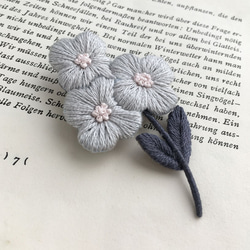 小さな花の刺繍ブローチ＊グレー 2枚目の画像