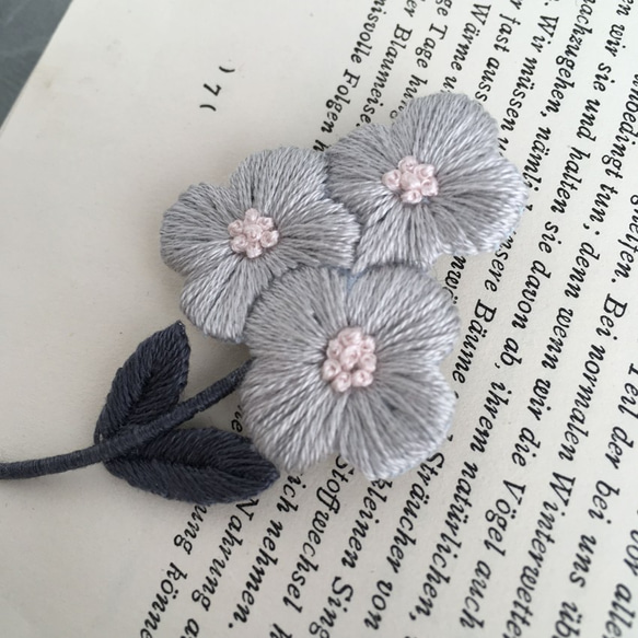 小さな花の刺繍ブローチ＊グレー 3枚目の画像