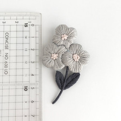 小さな花の刺繍ブローチ＊グレー 5枚目の画像