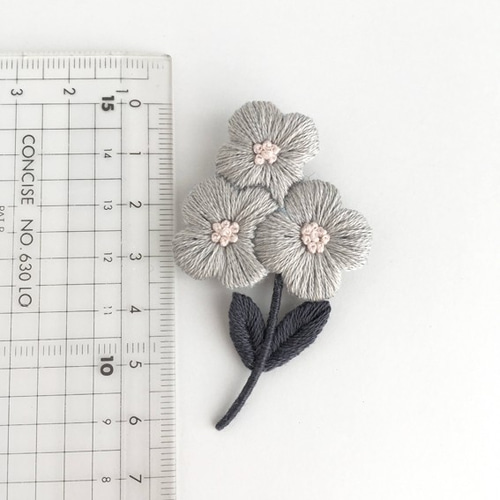 小さな花の刺繍ブローチ＊グレー ブローチ capriccio 通販