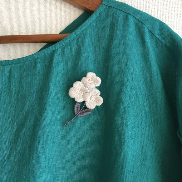 小さな花の刺繍ブローチ＊グレー 7枚目の画像