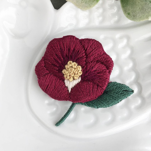受注制作］椿の刺繍ブローチ＊赤 ブローチ capriccio 通販 10918854