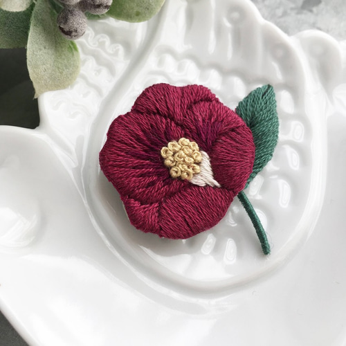 受注制作］椿の刺繍ブローチ＊赤 ブローチ capriccio 通販 10918854