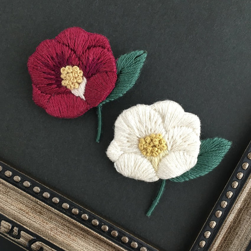 受注制作］椿の刺繍ブローチ＊白 ブローチ capriccio 通販 10945895