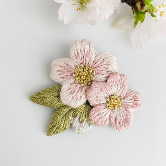 ［受注制作］桜の刺繍ブローチ＊b 1枚目の画像
