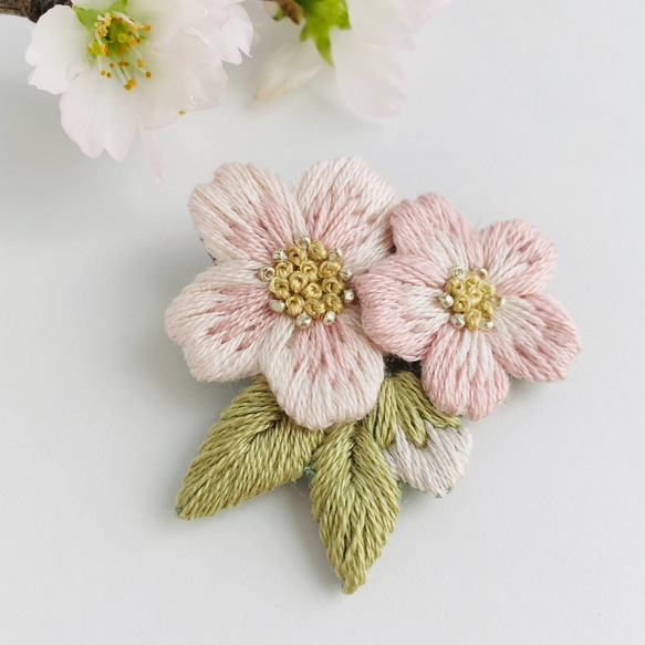 ［受注制作］桜の刺繍ブローチ＊b 2枚目の画像