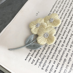 ［受注制作］小さな花の刺繍ブローチ＊イエロー 3枚目の画像