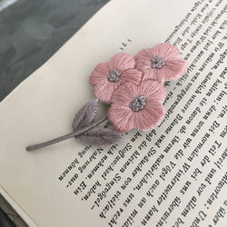 ［受注制作］小さな花の刺繍ブローチ＊ピンク 2枚目の画像
