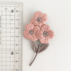 ［受注制作］小さな花の刺繍ブローチ＊ピンク 8枚目の画像