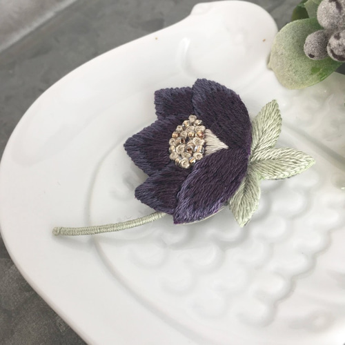 【海外輸入】 受注制作］クリスマスローズの刺繍ブローチ＊濃むらさき その他