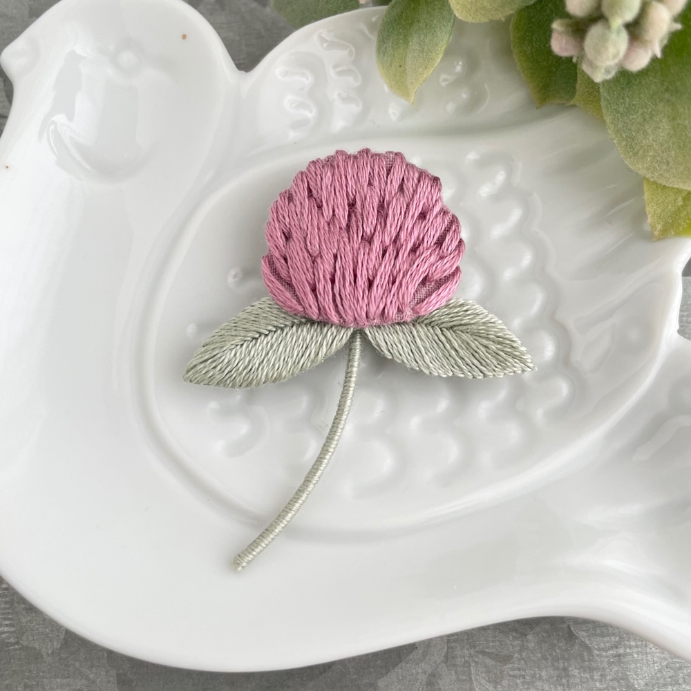 チョゴリピンクの花柄刺繍 受注制作］千日紅の刺繍ブローチ＊ローズピンク ブローチ