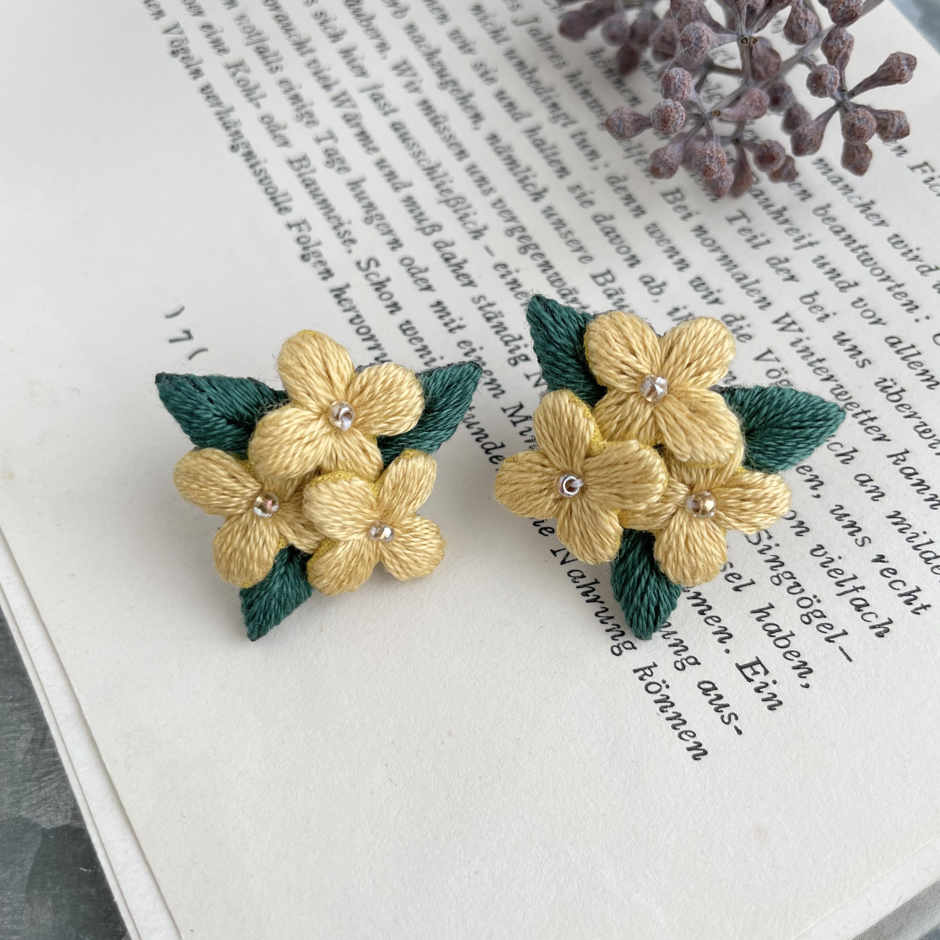 キンモクセイの刺繍イヤリング＊金木犀 イヤリング