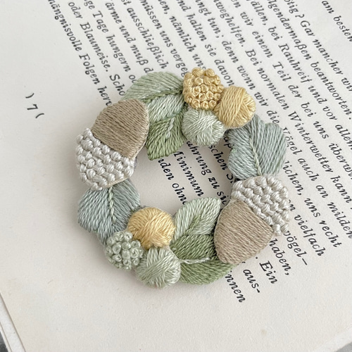 どんぐりと木の実のリースB＊刺繍ブローチ ブローチ capriccio 通販 