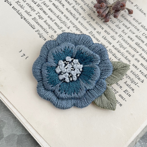 受注制作］クラシカルフラワーの刺繍ブローチ＊アッシュブルー 