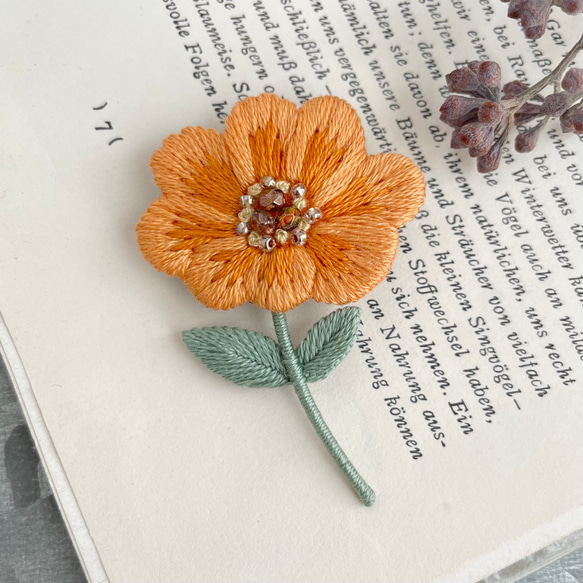 受注制作］コスモスの刺繍ブローチ＊オレンジ ブローチ capriccio 通販  