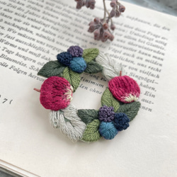 りんごのリース＊刺繍ブローチ 2枚目の画像