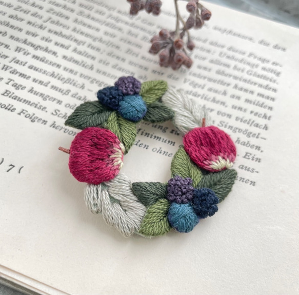 りんごのリース＊刺繍ブローチ 2枚目の画像